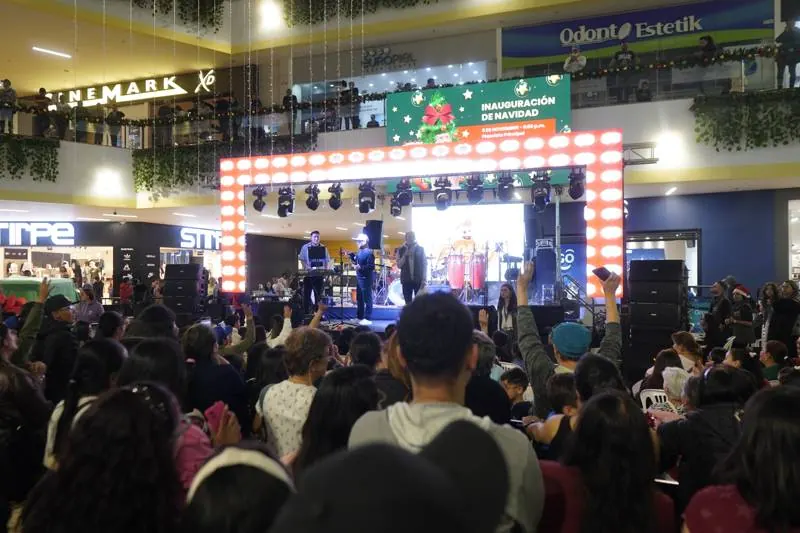 Público de pie frente a la tarima de Navidad