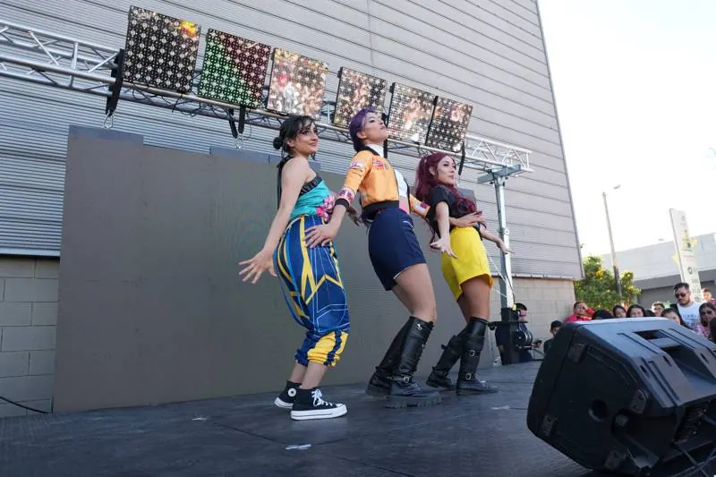 Grupo de K-pop bailando frente a la pantalla LED