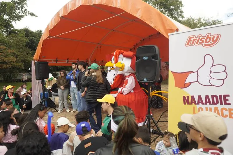 Las mascotas de Frisby en la tarima con el público al frente