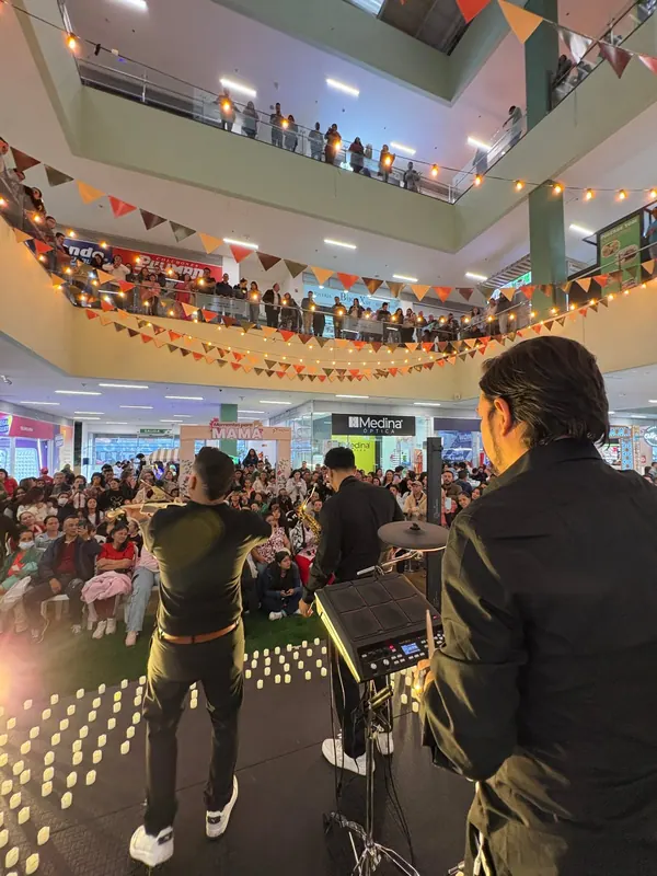 Concierto del Día de la Madre con velas en la tarima y balcones llenos