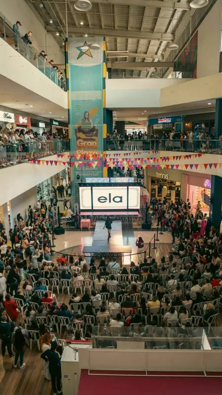 El atrio lleno durante el desfile, visto desde el segundo piso