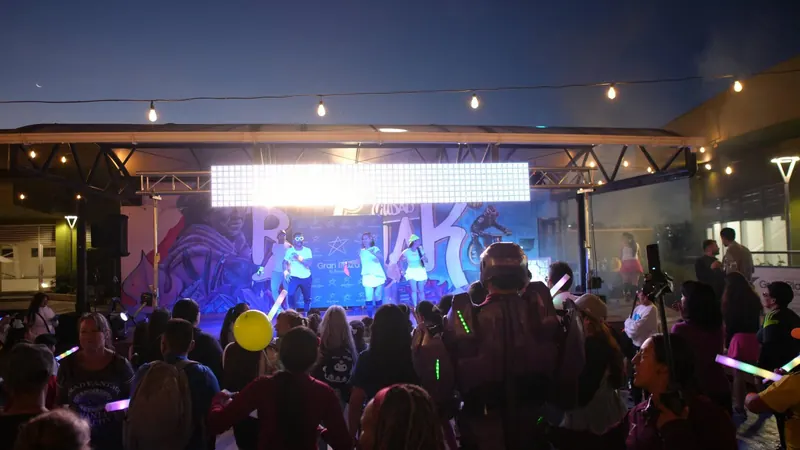 Show nocturno al aire libre con pantalla LED y luces de neón