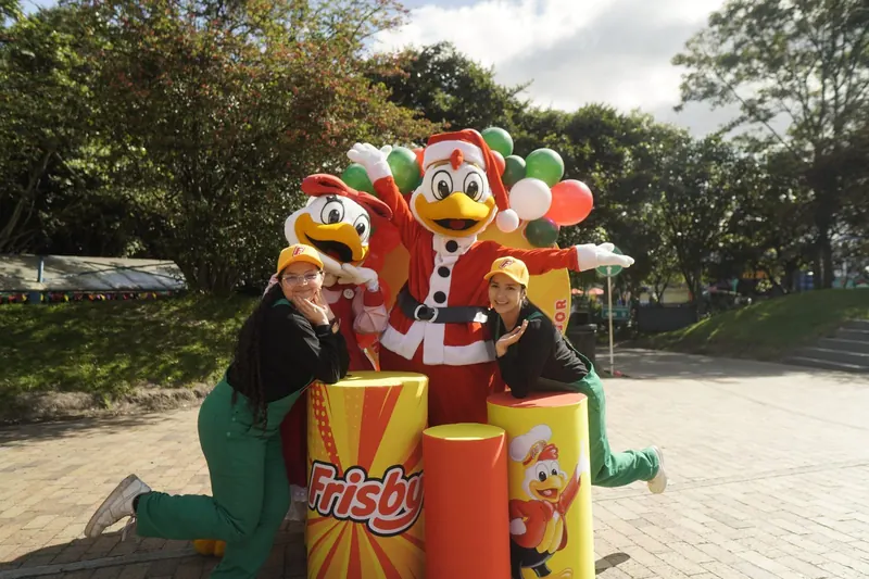 Mascotas de Frisby vestidas de Navidad posando con anfitrionas