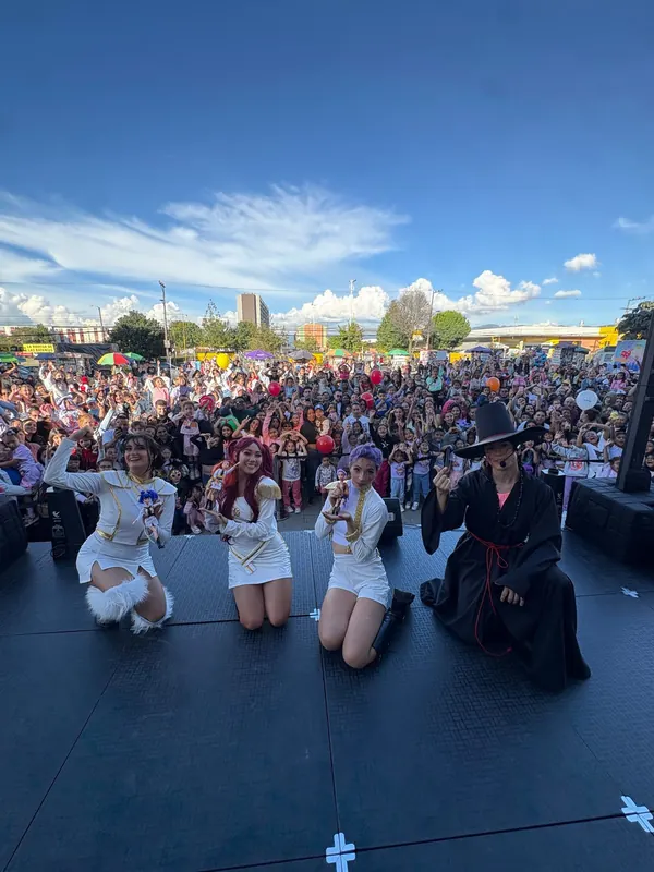 Show de K-pop al aire libre con una multitud frente a la tarima