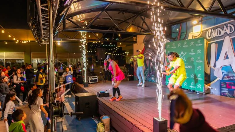 Bailarines en tarima entre chispas frías