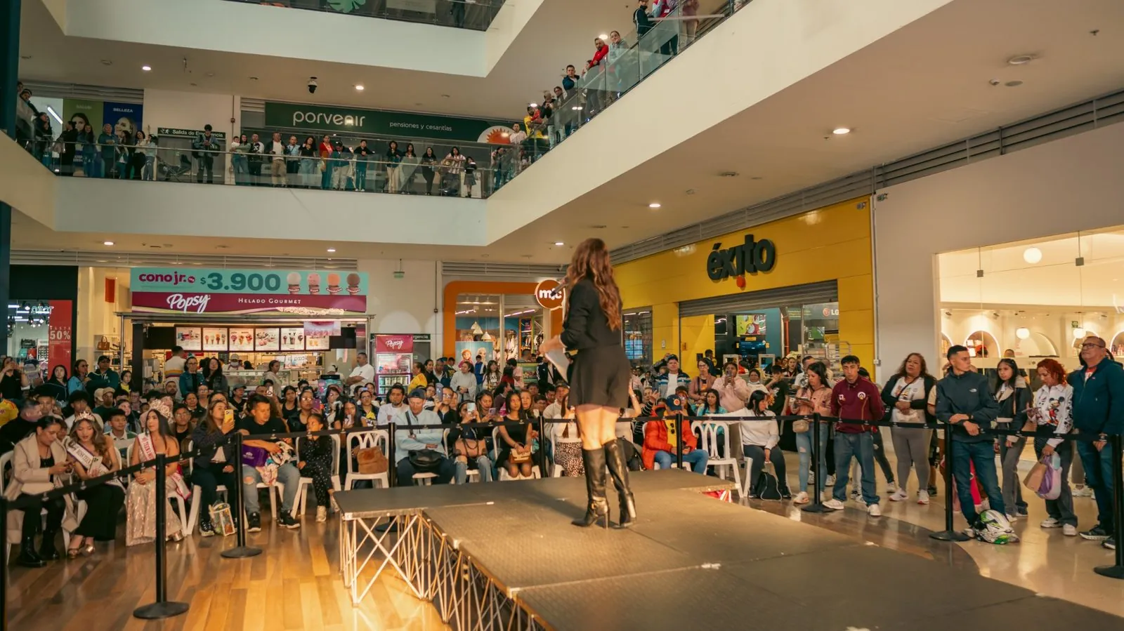 Pasarela de moda en el atrio con público alrededor