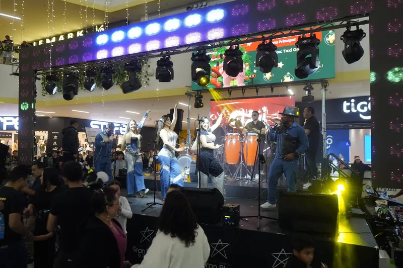 Orquesta en tarima durante la inauguración de Navidad con el atrio lleno