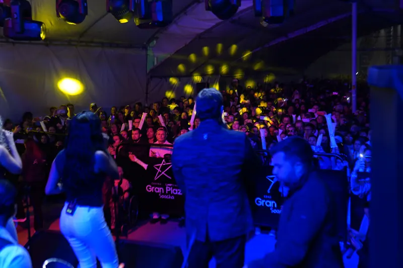 Cantantes de Las Estrellas en tarima con el público al frente