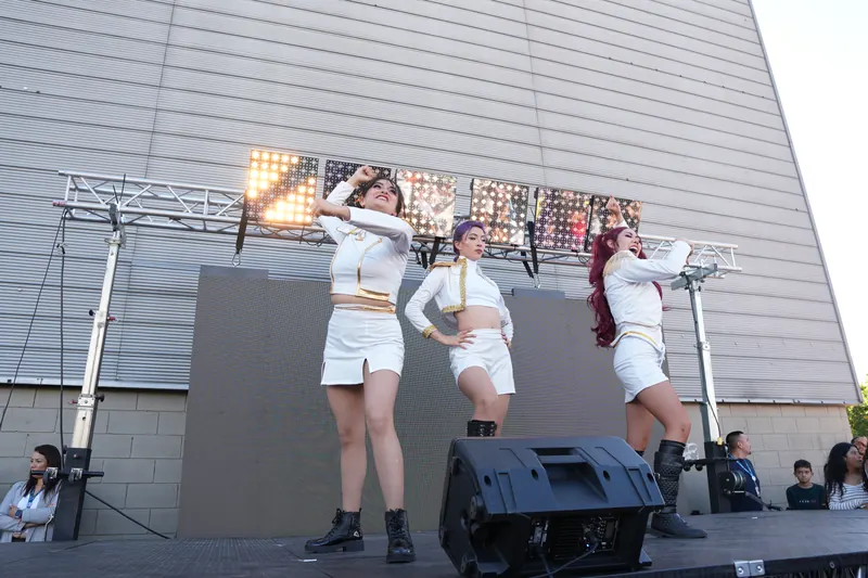 Bailarinas de K-pop con trajes blancos en la tarima