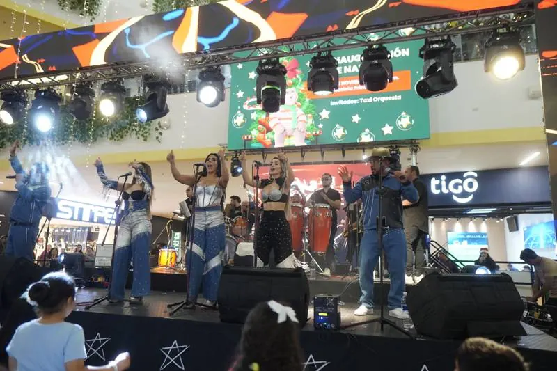 Orquesta tocando en la tarima de la inauguración de Navidad