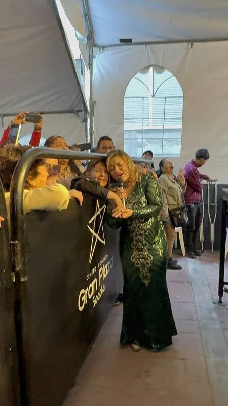 Cantante saludando a las mamás del público en la baranda